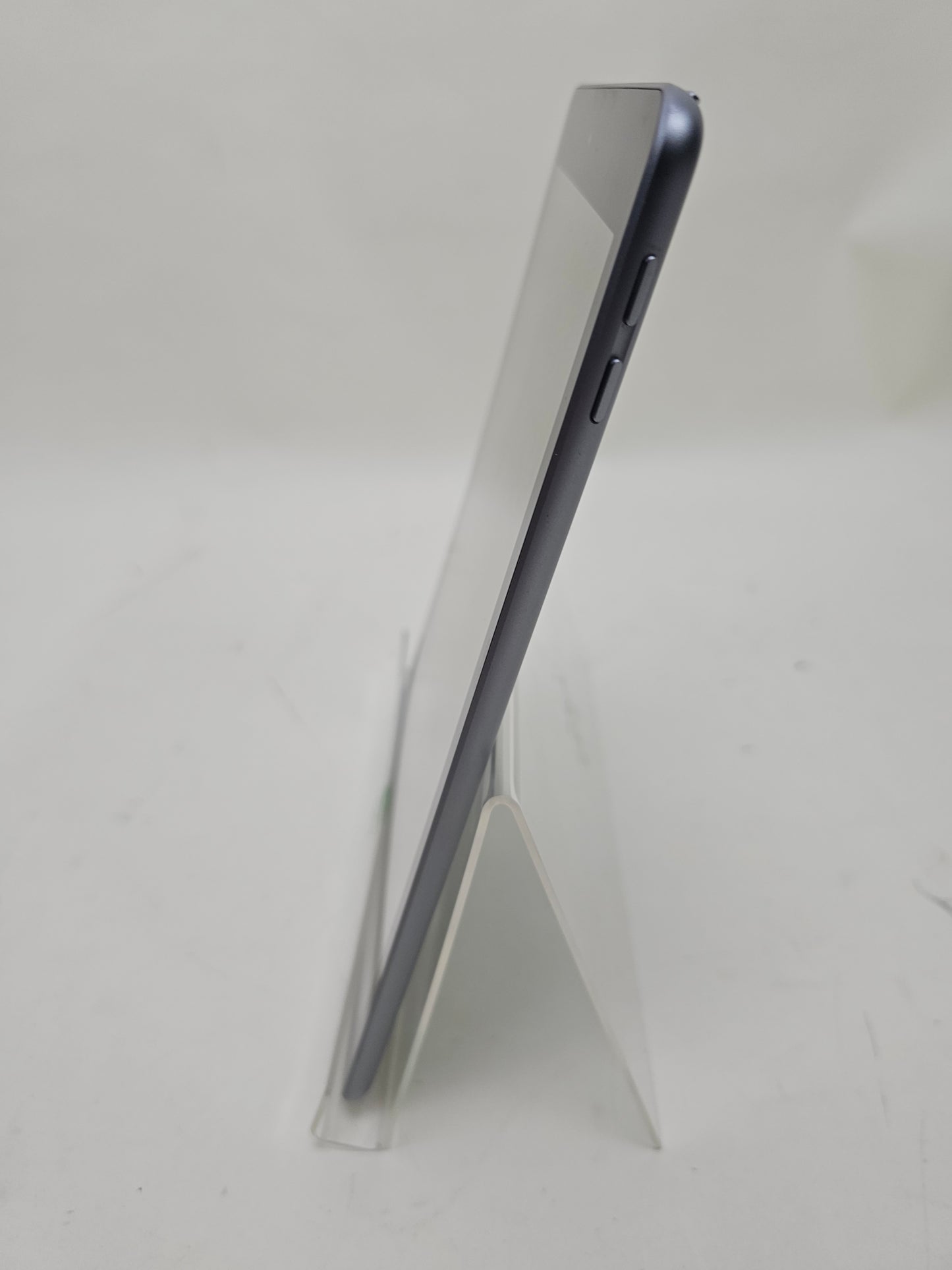 WiFi Only Apple iPad 6th Gen 32GB 15.6.1 Space gray MR7F2LL/A