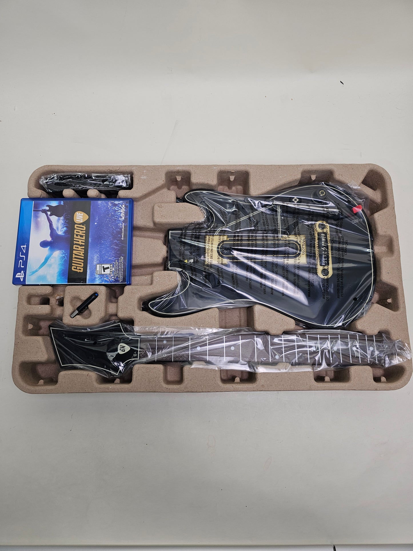 Guitar Hero Live Bundle (Sony PlayStation 4 PS4, 2015)