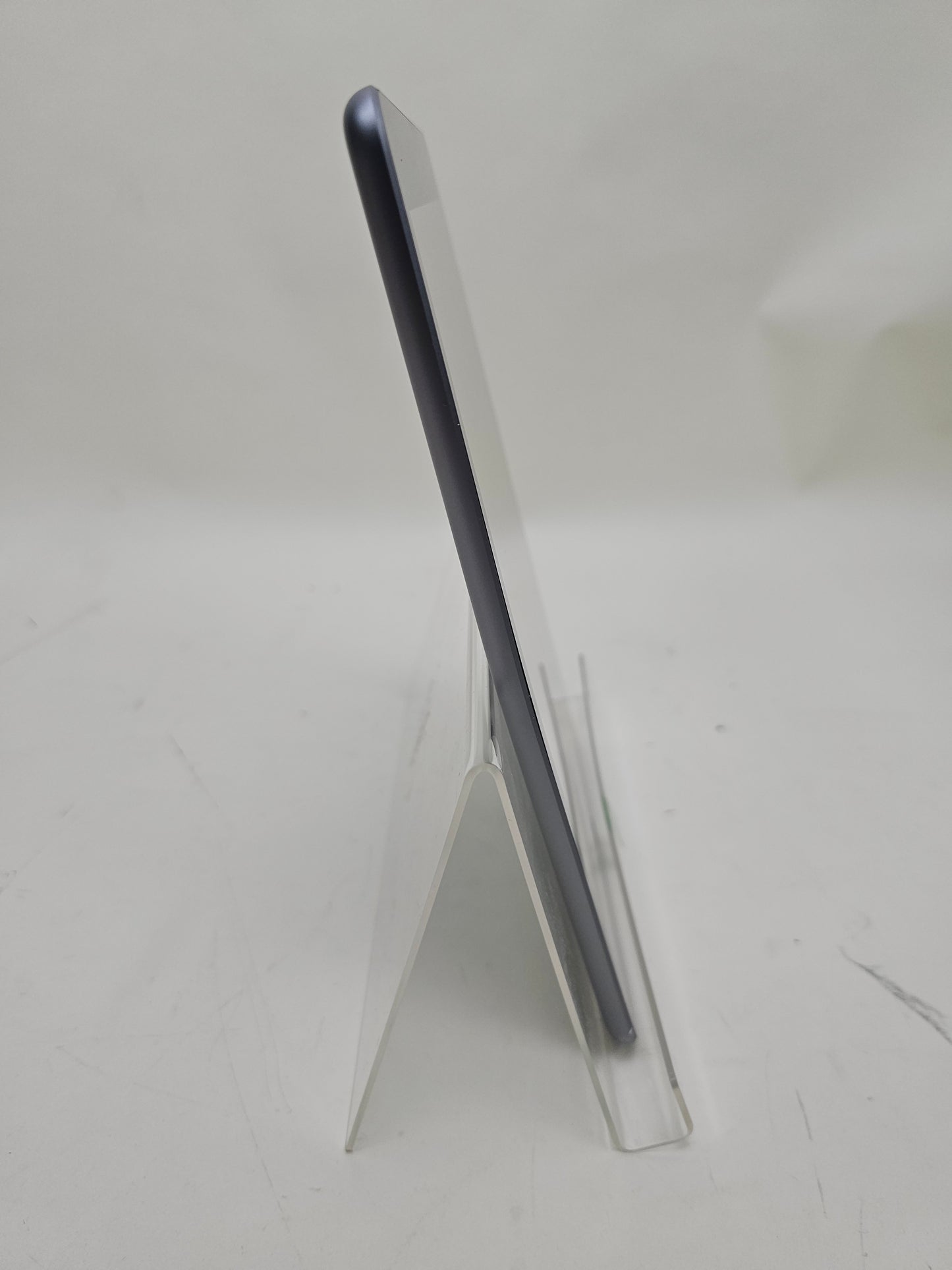 WiFi Only Apple iPad 6th Gen 32GB 15.6.1 Space gray MR7F2LL/A