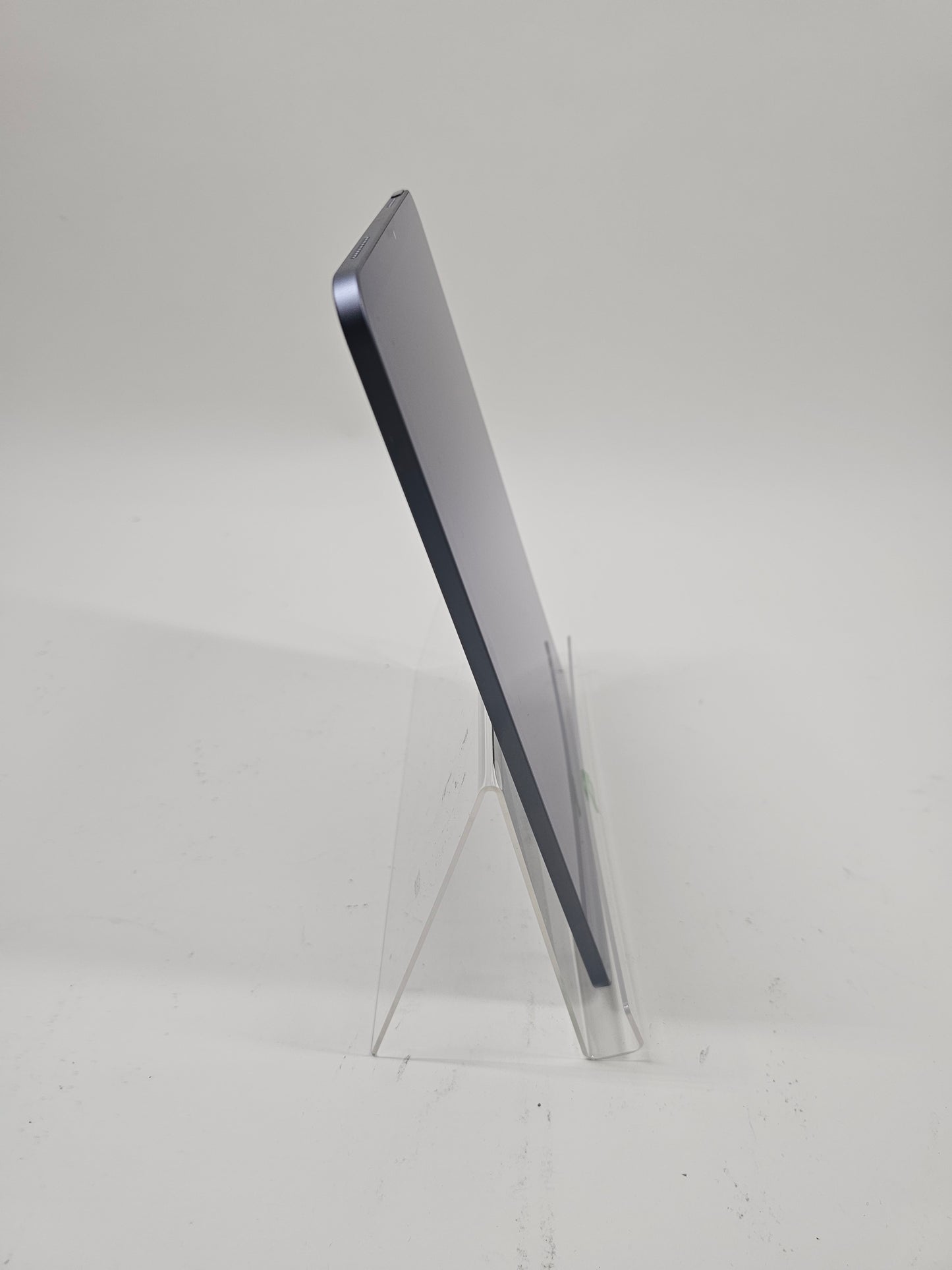 WiFi Only Apple iPad Air 4th Gen 64GB 17.5.1 Space Gray NYFM2LL/A